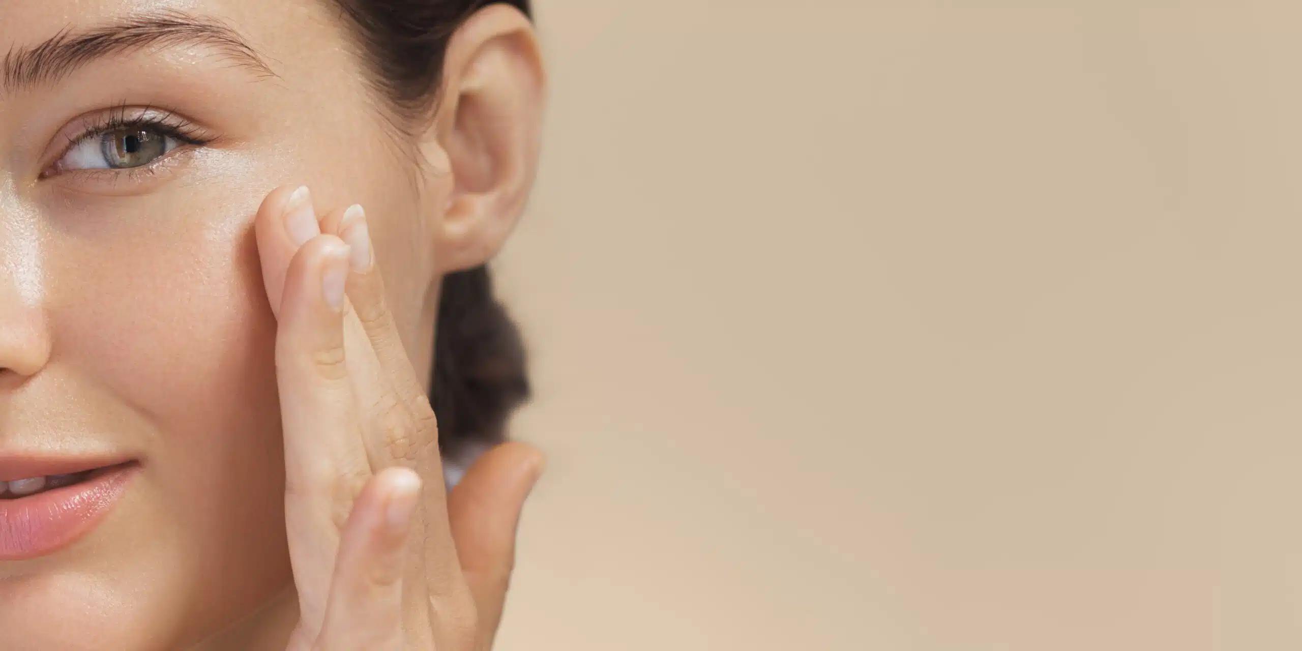 Read more about the article Achieving Radiant Skin Year-Round: A Comprehensive Skincare Guide